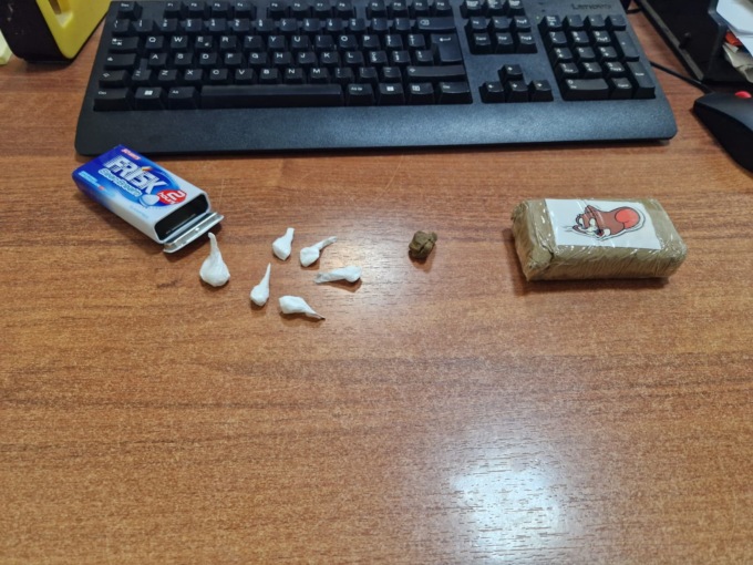 Tortona, hashish in un panetto con il volto di Tom & Jerry: arrestati due giovani