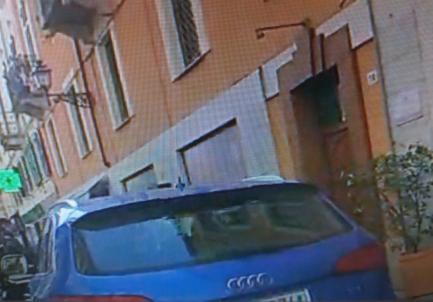Viene fermato per dei controlli di rito ma poi scappa a folle velocità investendo un agente