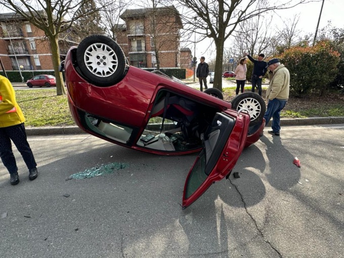 Alessandria, auto si cappotta in via Teresa Michel, sul posto Polizia e il 118