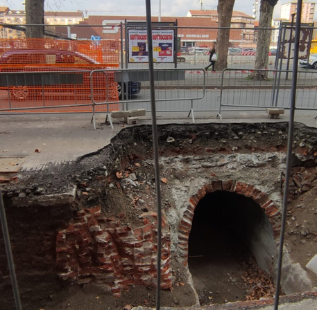 Scoperto un antico tunnel in corso Borsalino