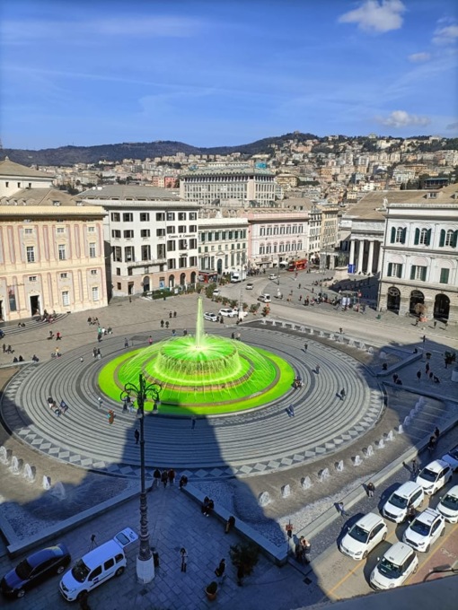 Fridays For Future Genova, la fontana di piazza De Ferrari si colora di verde: “Non è vernice”