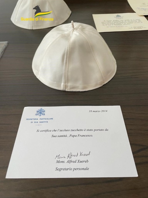 Guardia di Finanza Torino: contraffazione, venduti in tutto il mondo falsi cimeli di Papa Francesco