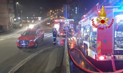 Genova, fiamme in un parcheggio di via Mosso: una persona in ospedale