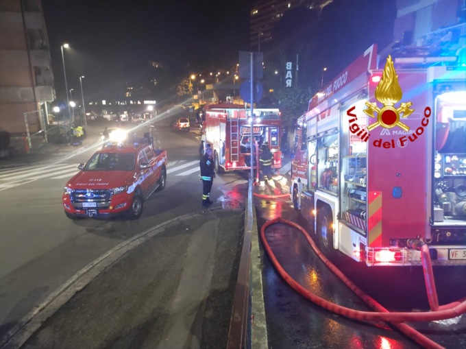 Genova, fiamme in un parcheggio di via Mosso: una persona in ospedale