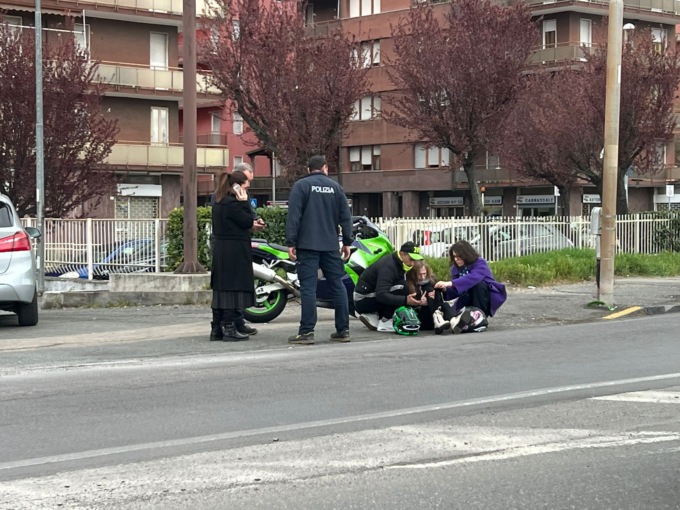 Incidente stradale ad Alessandria, moto cade in mezzo alla strada: sul posto la Polizia Locale