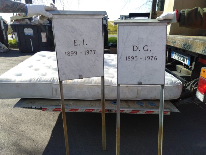 <strong>Tra la spazzatura in via Marengo ad Alessandria anche due lapidi</strong>