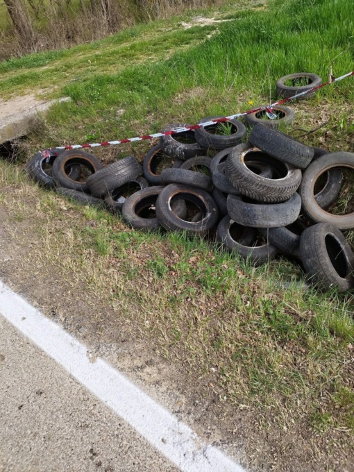 Villa del Foro, segnalati circa 20 penumatici abbandonati in via Cantalupo