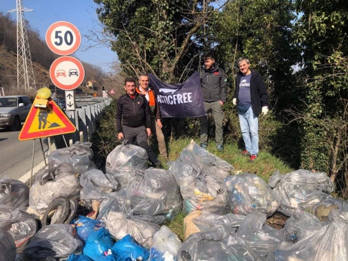 <strong>In vista della Milano-Sanremo volontari puliscono la Statale del Turchino</strong>