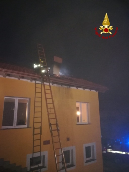 Incendio a Genova, brucia il tetto di una palazzina: danni limitati