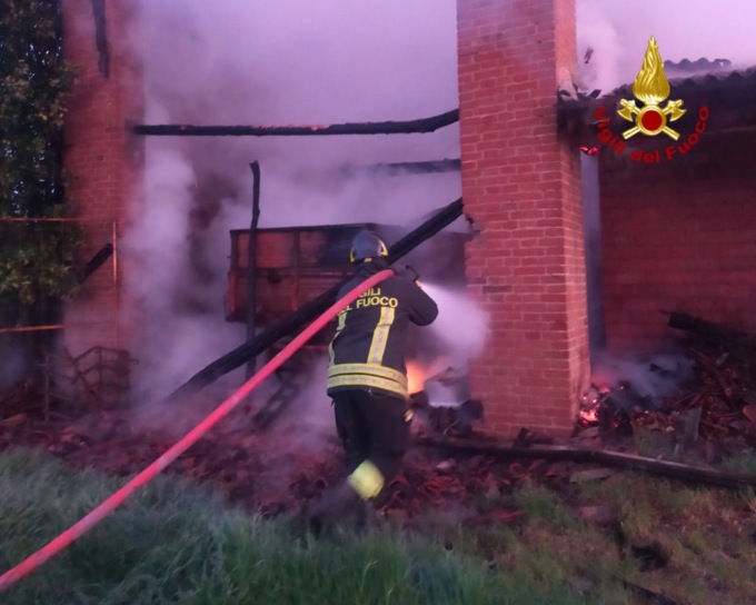 Incendio in un capannone ad Oviglio: bruciano il tetto e alcuni mezzi agricoli