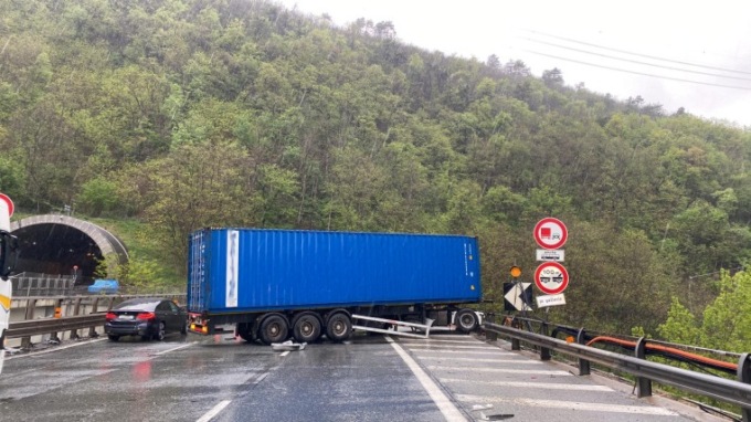 Autoarticolato sbanda a causa della pioggia mentre percorre l’A21
