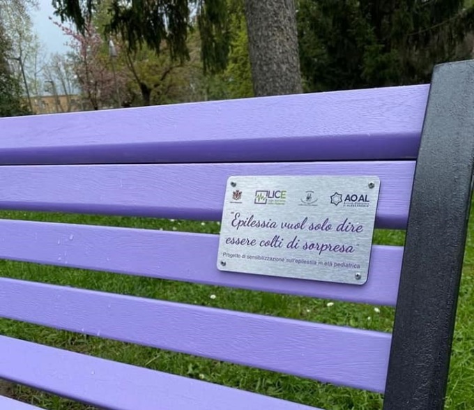 Ad Alessandria una panchina viola per sensibilizzare sul tema dell’epilessia pediatrica