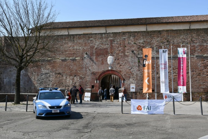 Furti negli uffici Asl e pagamenti indebiti con il bancomat: denunciata una donna