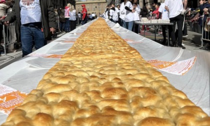 A Genova 352 metri di focaccia per l'iniziativa "La focaccia più lunga del mondo"