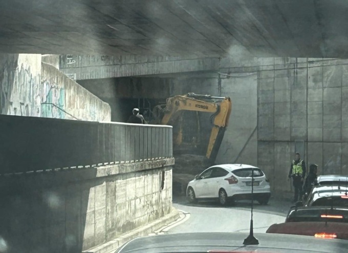 Alessandria, traffico a rilento nel sottopasso di via Maggioli, mezzo pesante bloccato