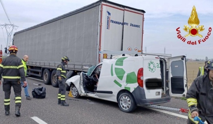 Schianto in autostrada, furgone tampona tir: 27enne alessandrino gravissimo