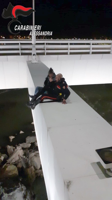 Ragazza minaccia il suicidio: il delicatissimo intervento del carabiniere
