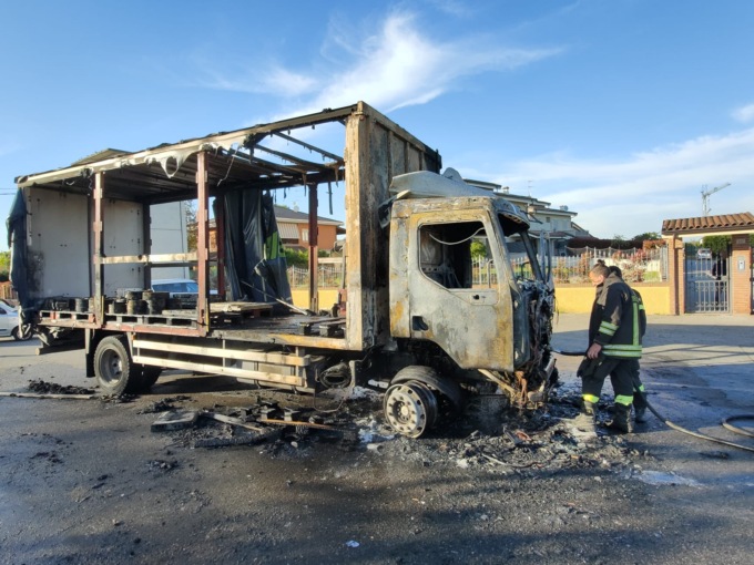A fuoco un camion a Castellazzo Bormida: strada chiusa al traffico