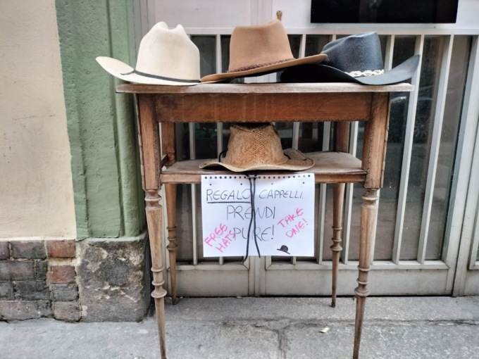 “Regalo cappelli, prendi pure!”, l’invito di un alessandrino in via Alessandro III