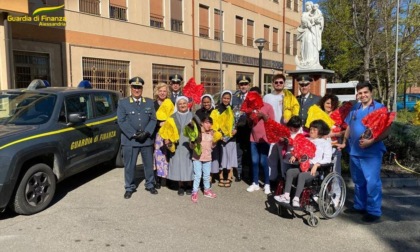 I militari della Guardia di Finanza di Tortona vicini ai bambini del Piccolo Cottolengo