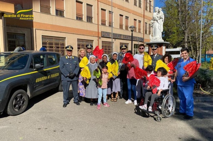 I militari della Guardia di Finanza di Tortona vicini ai bambini del Piccolo Cottolengo
