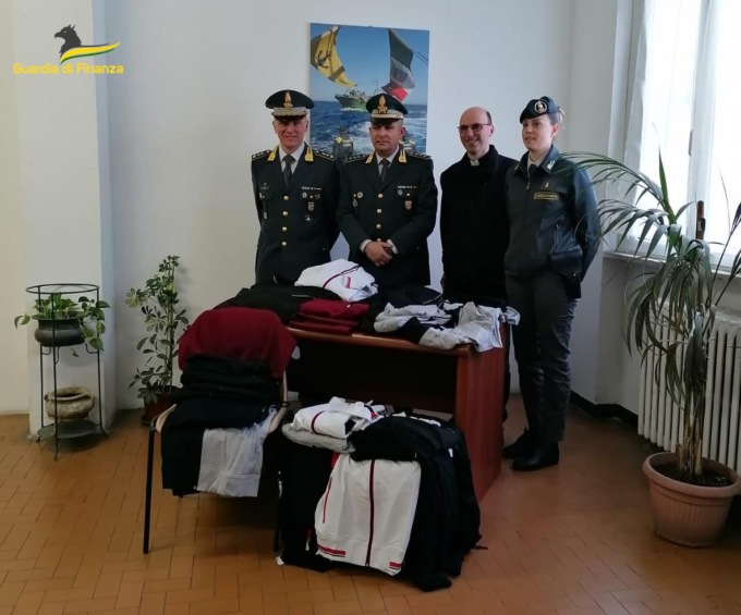 Genova, la Guardia di Finanza dona alla Caritas indumenti confiscati