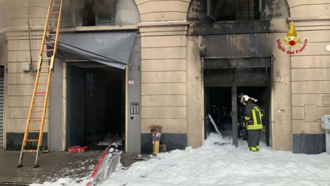 Grosso incendio in un negozio di telefonia a Genova, annerita la facciata del palazzo
