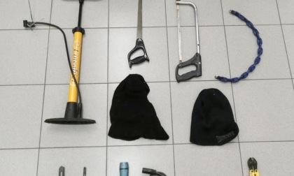 Ruba una bicicletta e alla vista degli agenti tenta la fuga: denunciato un casalese di 52 anni