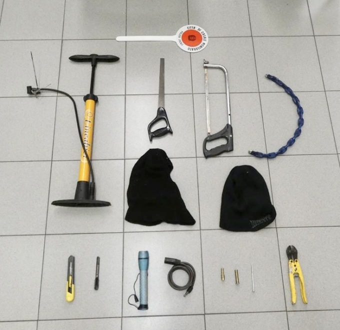 Ruba una bicicletta e alla vista degli agenti tenta la fuga: denunciato un casalese di 52 anni