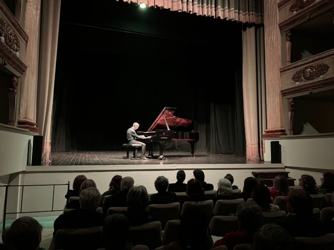 Piero Chiambretti a Tortona per il concerto dedicato a mamma Felicita