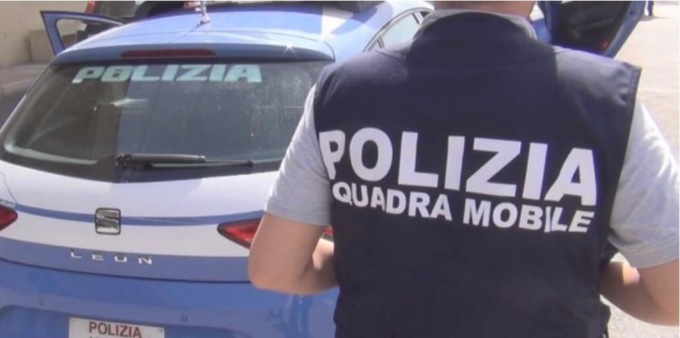 Si nasconde in un ripostiglio per scampare all’arresto