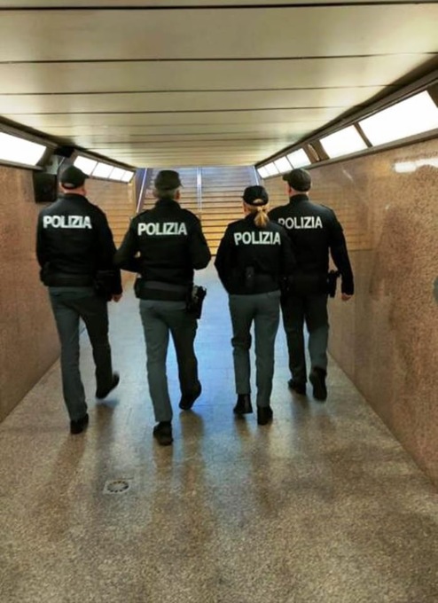 28enne arrestato dalla polizia alla stazione per reati di furto e violenza sessuale