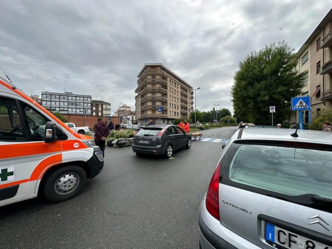 Incidente stradale tra un’auto e una moto ad Alessandria, non è grave