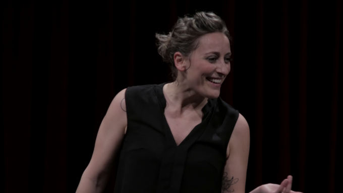 Al Teatro Enzo Buarné lo spettacolo “Le donne baciano meglio” con Barbara Moselli