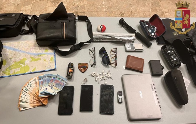 Genova: tenta di prelevare con bancomat rubato, la Polizia perquisisce casa e trova droga