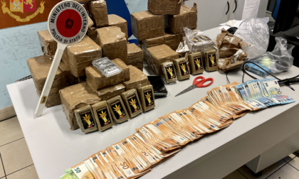 Nasconde 30 kg di hashish nel ripostiglio della sua abitazione, arrestato un 30enne a Torino
