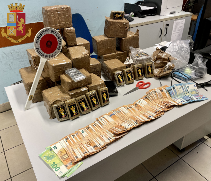 Nasconde 30 kg di hashish nel ripostiglio della sua abitazione, arrestato un 30enne a Torino