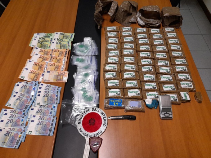 Trovati con 5 kg di droga in auto, arrestati due giovani a Torino