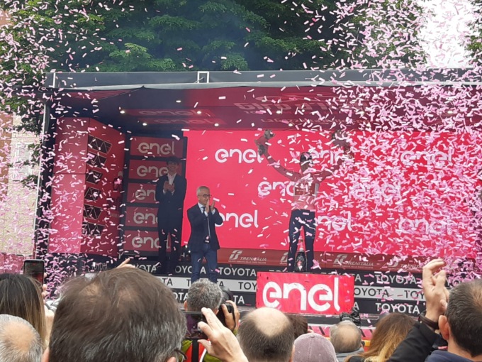 La carovana del Giro d’Italia arriva a Tortona ed è grande festa