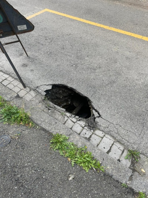 Voragine di un metro e mezzo in via Cavallotti a Novi Ligure