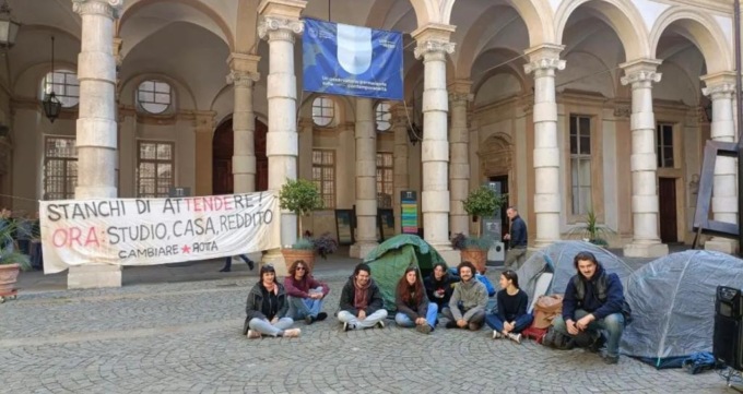 Caro affitti a Torino, studenti in protesta davanti al Rettorato dell’Università