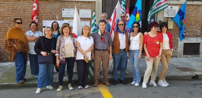 I sindacati puntano il dito contro i modi di una dirigente scolastica di Casale