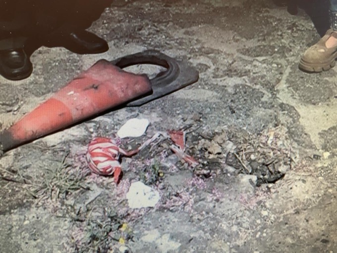 Panchine ricoperte di muschi e licheni, marciapiedi disastrati e via vai di mezzi pesanti: i disagi di San Giuliano Vecchio