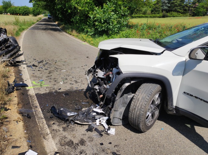 Scontro frontale in via Valmigliaro a Valmadonna, tre feriti di cui uno in prognosi riservata