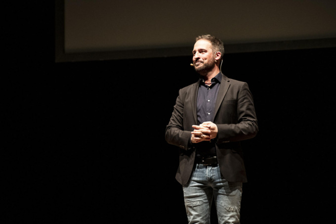 Dal web al palcoscenico: il comico e influencer Filippo Caccamo ad Alessandria