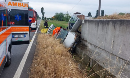 San Michele, auto finisce fuori strada e si ribalta: sul posto la Polizia Locale e i Vigili del Fuoco