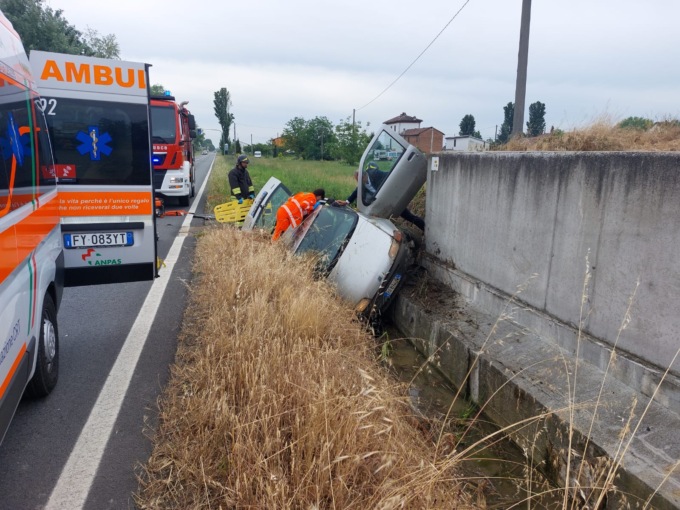 San Michele, auto finisce fuori strada e si ribalta: sul posto la Polizia Locale e i Vigili del Fuoco