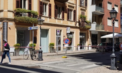 Cadono calcinacci in via Gramsci ad Alessandria, pericolo di crollo