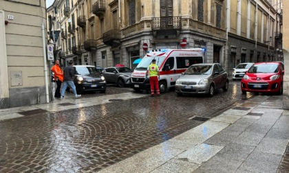 Alessandria, donna cade in bicicletta via San Giacomo della Vittoria: sfiorato un incidente