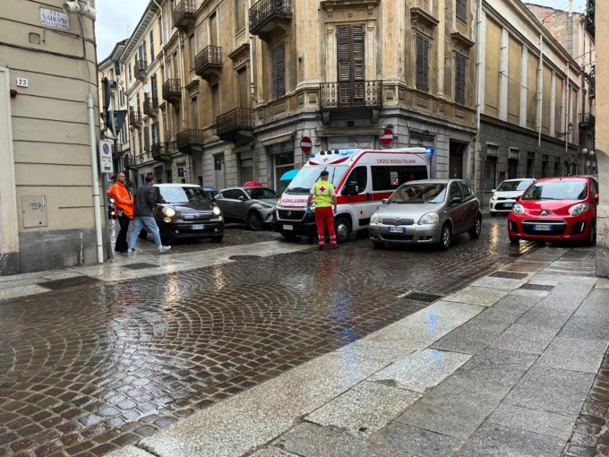 Alessandria, donna cade in bicicletta via San Giacomo della Vittoria: sfiorato un incidente
